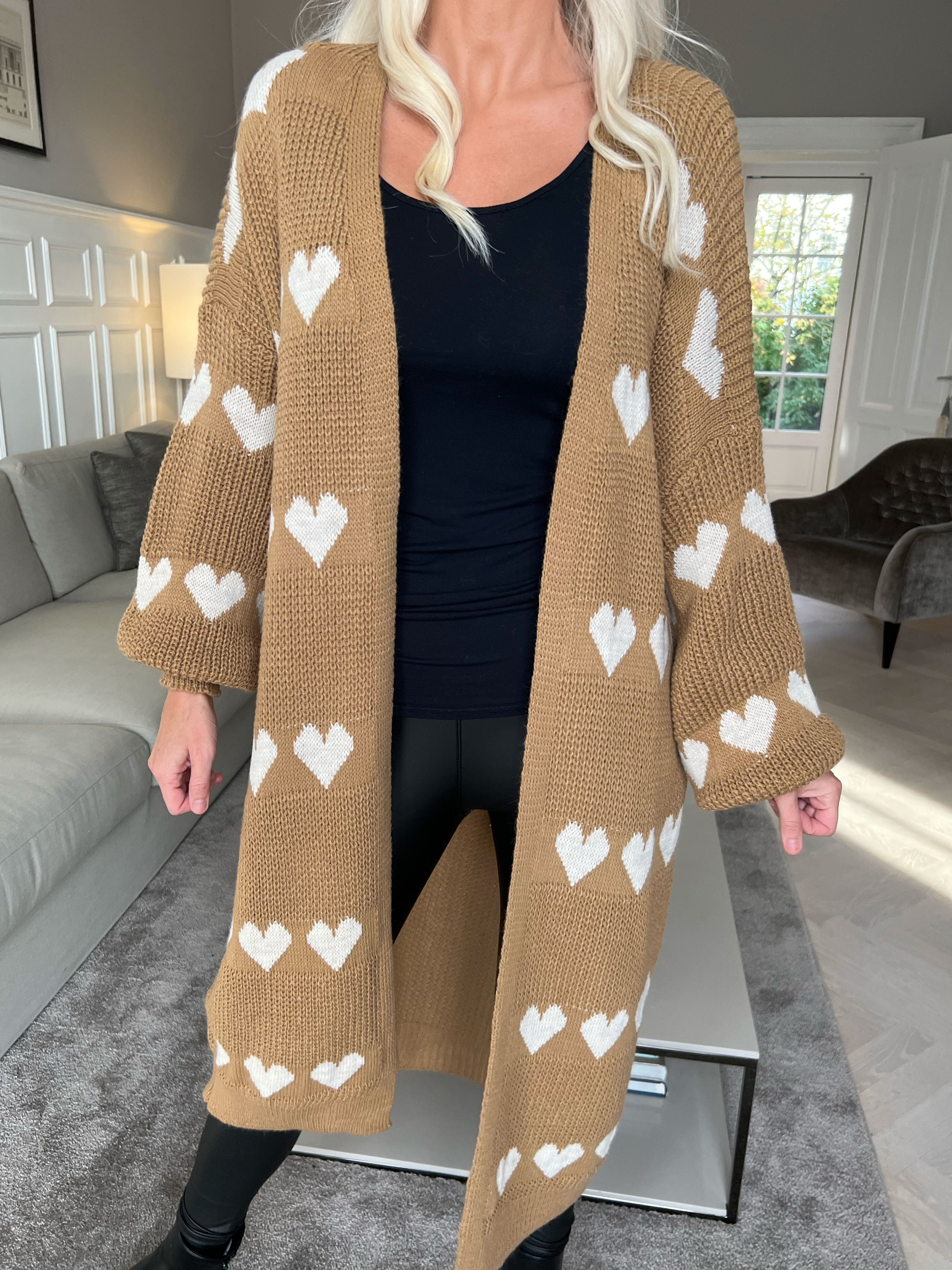 Grace - Lang strikcardigan med hjerter og ballonærmer